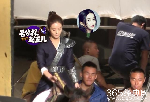赵丽颖骑马披盔甲英气十足 表情严肃靠四名壮汉护驾