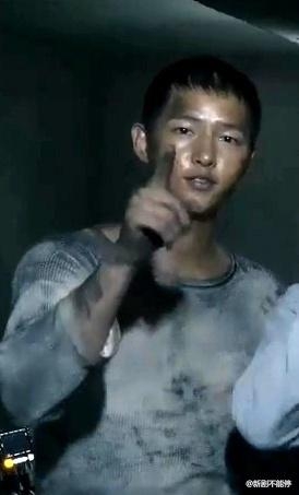 宋仲基新电影《军舰岛》造型首度曝光：满身油渍 反转斯文形像