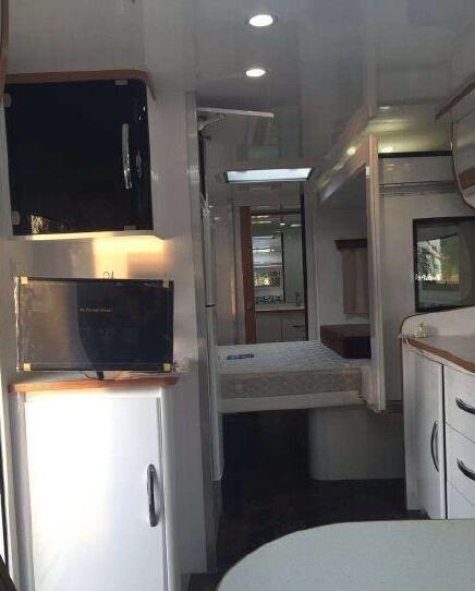 “霸屏女王”郑爽豪车曝光 车内装修布置如同五星级酒店 霸气