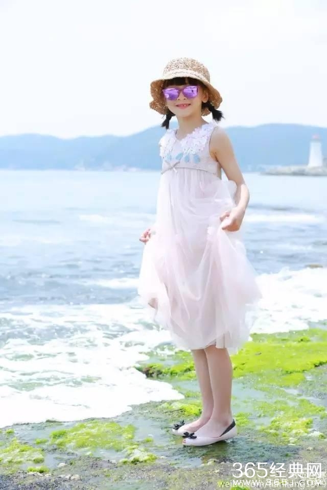 黄多多长成大美女 妹妹曝光好可爱，森碟的弟弟也炒鸡帅！明星二胎宝宝们你们是复制粘贴的啊？