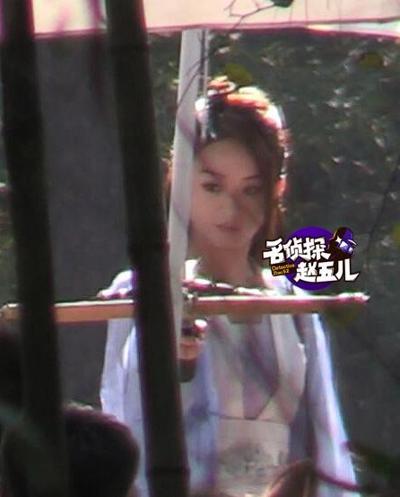 赵丽颖骑马披盔甲英气十足 表情严肃靠四名壮汉护驾