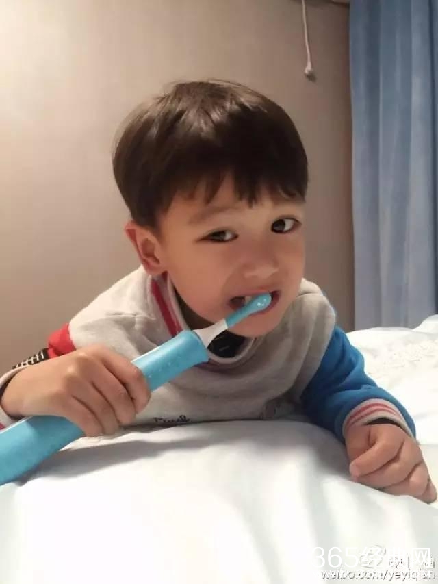 黄多多长成大美女 妹妹曝光好可爱，森碟的弟弟也炒鸡帅！明星二胎宝宝们你们是复制粘贴的啊？