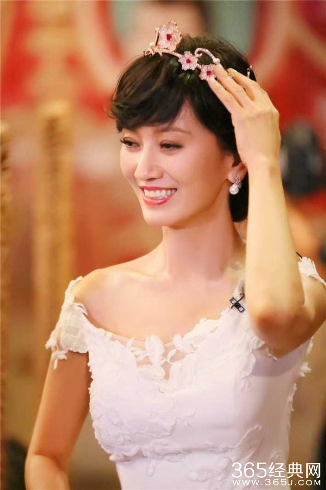 女神也有公主梦！刘嘉玲陈乔恩头戴皇冠美如画