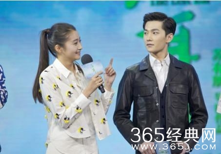 关晓彤遇到杨洋，面对偶像太激动，场面无法控制！