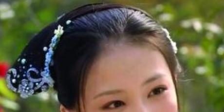 从发饰和眼睛你能认出《甄嬛传》中几个女演员，最后一个有点难。