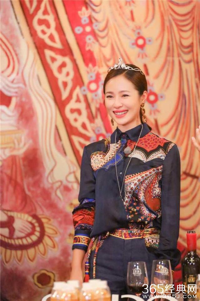 女神也有公主梦！刘嘉玲陈乔恩头戴皇冠美如画