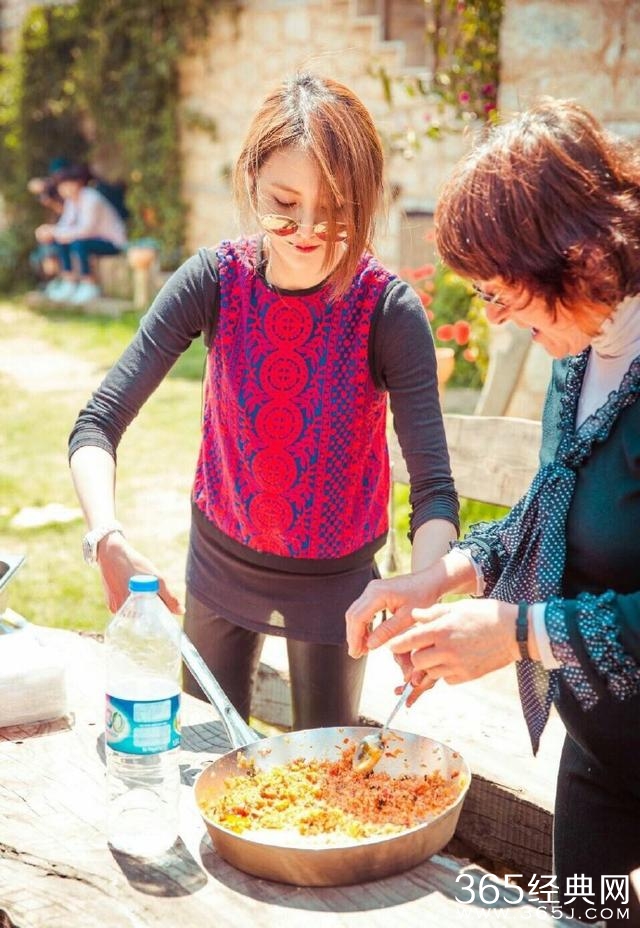 郑爽不仅戏演得好擀饺子皮更是一流！你们见过吗？