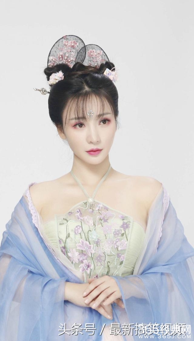 柳岩新剧穿古装肚兜薄纱丰满胸围呼之欲出，网友在古代一定是头牌