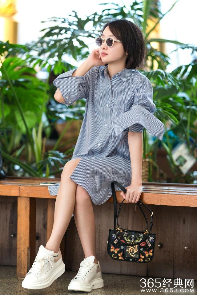 周冬雨机场不走寻常路 上半身玩性感 下半身偷穿爸爸鞋