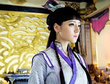 杨幂力捧的新人，片场耍大牌翻群演手机，神经质无心机全是假象？