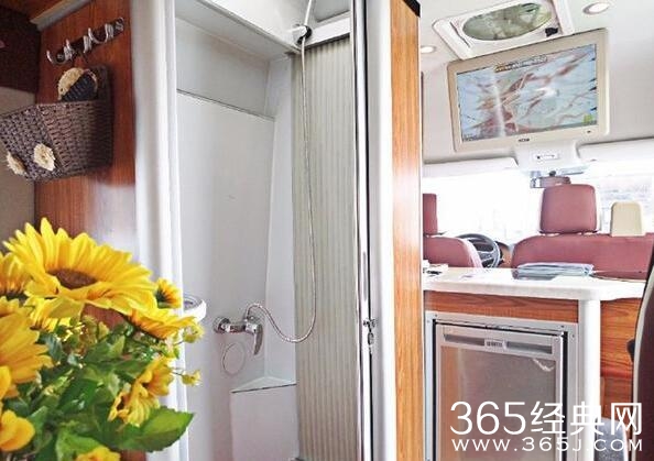 “霸屏女王”郑爽豪车曝光 车内装修布置如同五星级酒店 霸气