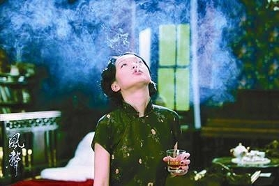女神抽烟你见过吗？周迅吞云吐雾太惊艳，赵丽颖反差太大