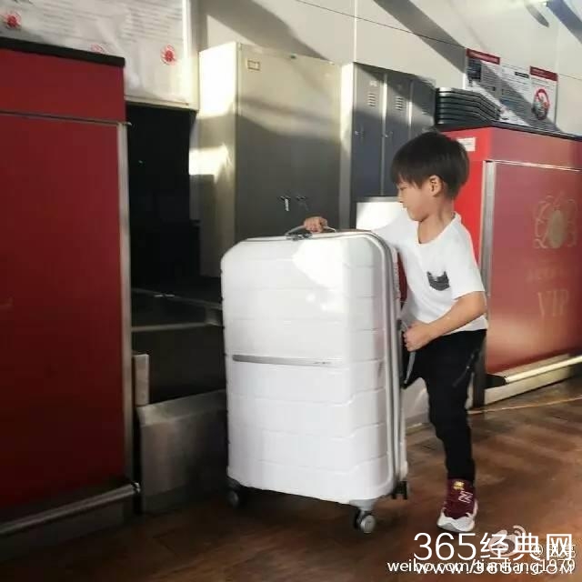 黄多多长成大美女 妹妹曝光好可爱，森碟的弟弟也炒鸡帅！明星二胎宝宝们你们是复制粘贴的啊？