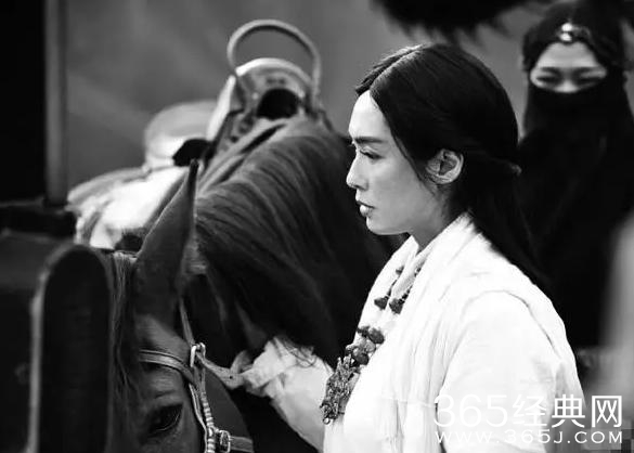 朱茵晒“牵马照”公开怀念周星驰，可他怀念的对象从来都不是她！