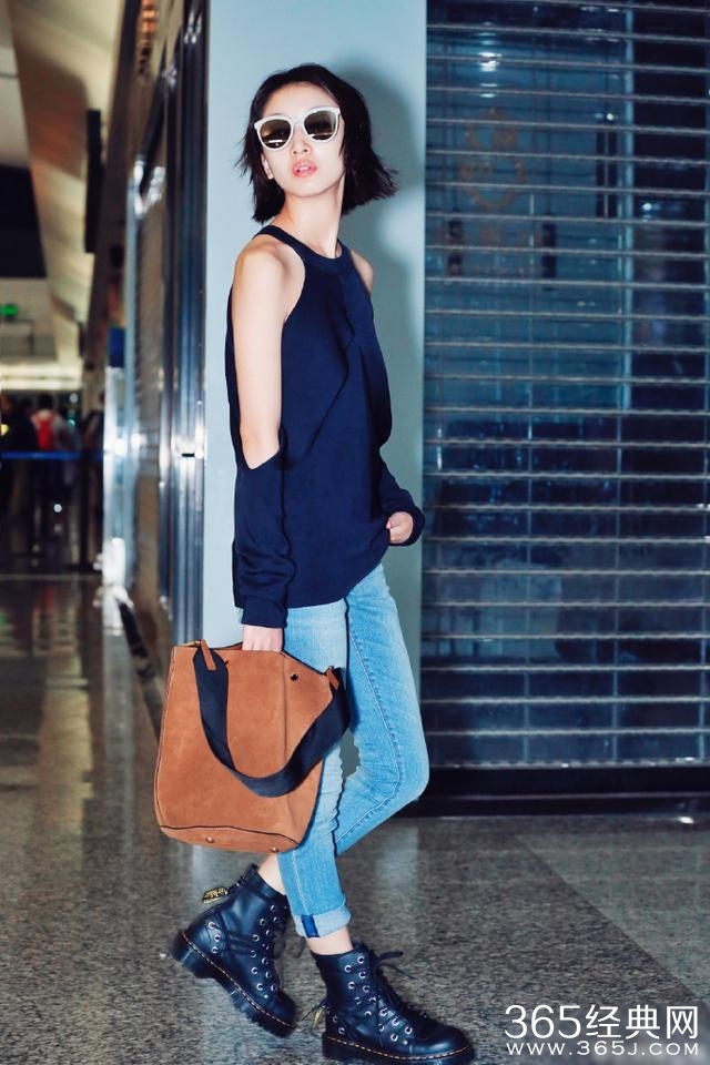 周冬雨机场不走寻常路 上半身玩性感 下半身偷穿爸爸鞋