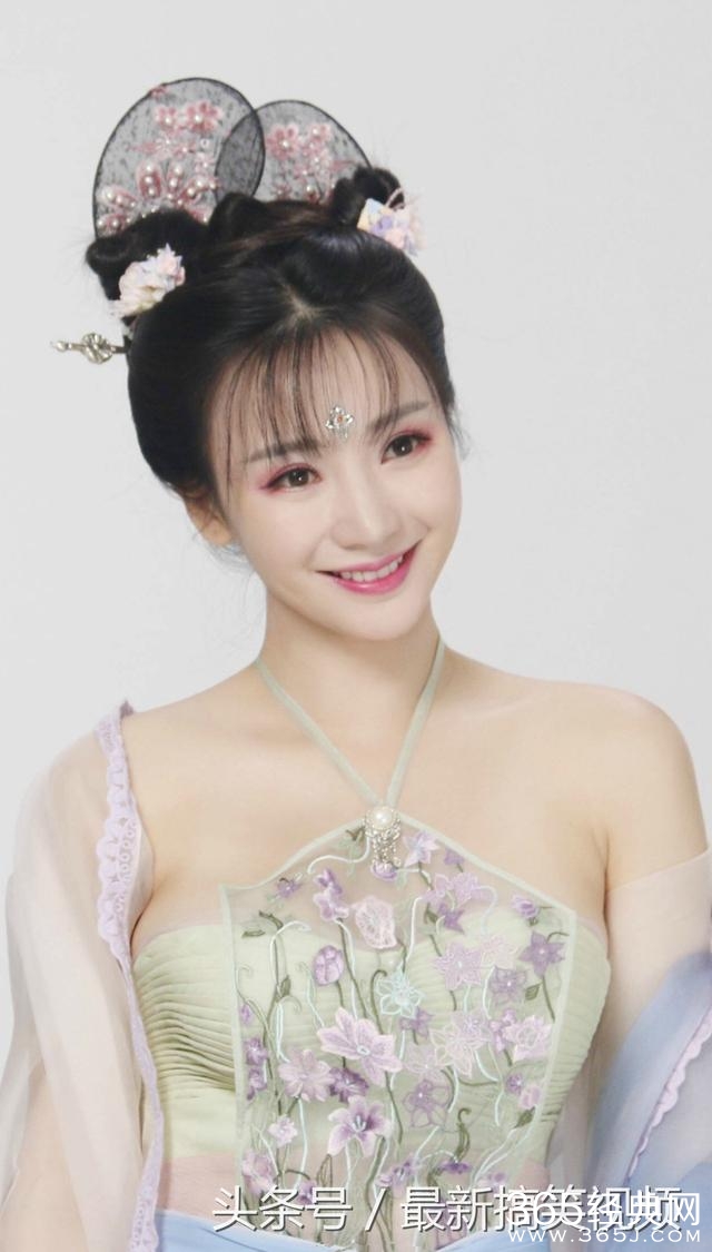 柳岩新剧穿古装肚兜薄纱丰满胸围呼之欲出，网友在古代一定是头牌