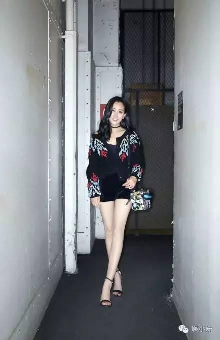 相比邓紫棋的穿着，更尴尬的是赵丽颖的脚和鞋子