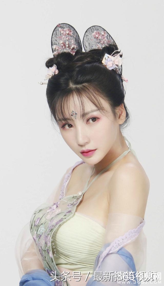 柳岩新剧穿古装肚兜薄纱丰满胸围呼之欲出，网友在古代一定是头牌