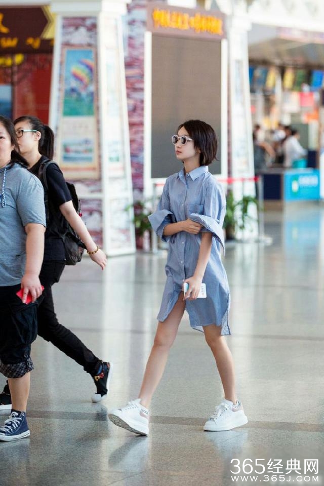 周冬雨机场不走寻常路 上半身玩性感 下半身偷穿爸爸鞋
