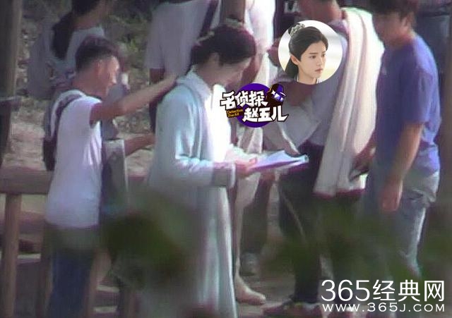 娜扎为鹿晗擦汗片场险走光 小鹿踢球贴心安慰摔倒队员