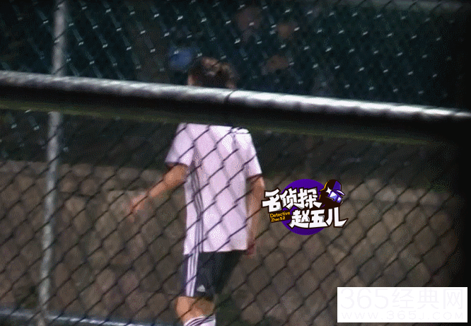 娜扎为鹿晗擦汗片场险走光 小鹿踢球贴心安慰摔倒队员