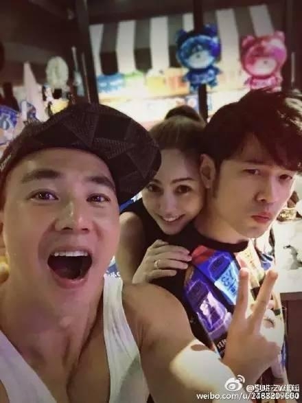 黄多多长成大美女 妹妹曝光好可爱，森碟的弟弟也炒鸡帅！明星二胎宝宝们你们是复制粘贴的啊？