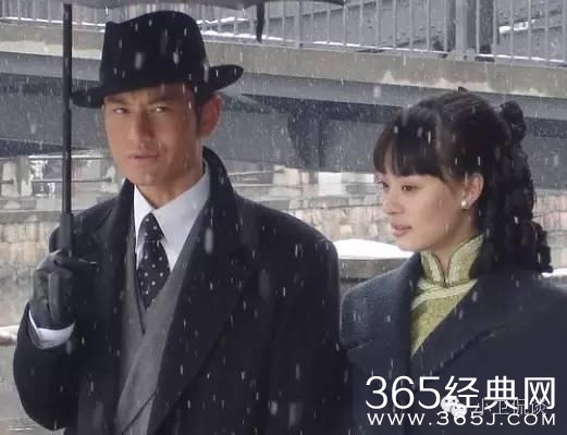 许文强之所以会爱上冯程程，不是一见钟情而是因为她