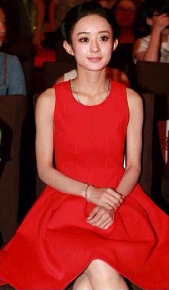 同样是红装，郑爽显曼妙身姿，她却为搏眼球玩捆绑