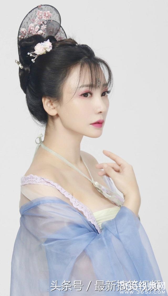 柳岩新剧穿古装肚兜薄纱丰满胸围呼之欲出，网友在古代一定是头牌