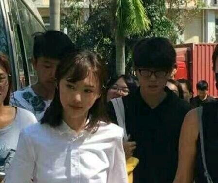 郑爽粉丝的路透照再来一拨，颜值是真回来了