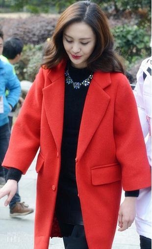 同样是红装，郑爽显曼妙身姿，她却为搏眼球玩捆绑