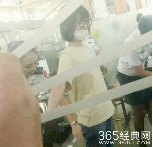 郑爽粉丝的路透照再来一拨，颜值是真回来了