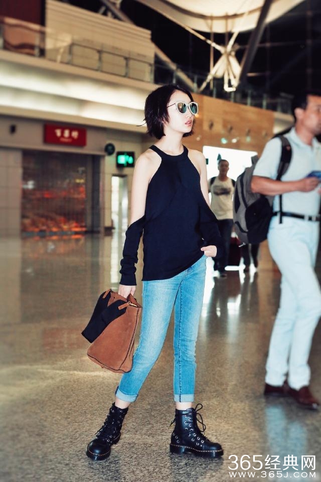 周冬雨机场不走寻常路 上半身玩性感 下半身偷穿爸爸鞋