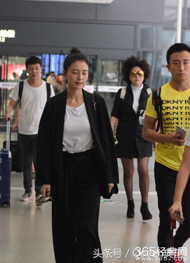 高圆圆素颜现身机场立刻被粉丝认出，笑容灿烂歪头卖萌！