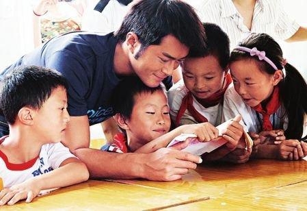 邓超为何37岁就一头白发？真实原因曝光令人心酸不已！