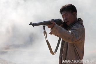 演员张译爆料：影视剧中的枪有的是真枪！为演员安全亲自指导
