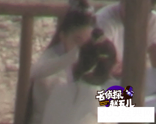 娜扎为鹿晗擦汗片场险走光 小鹿踢球贴心安慰摔倒队员