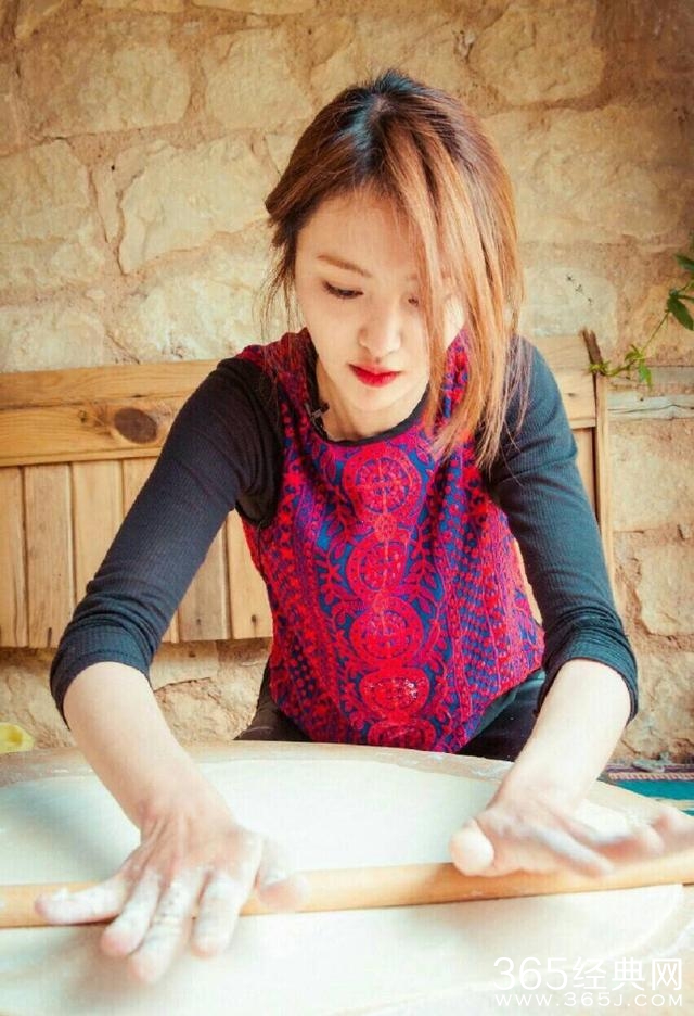 郑爽不仅戏演得好擀饺子皮更是一流！你们见过吗？