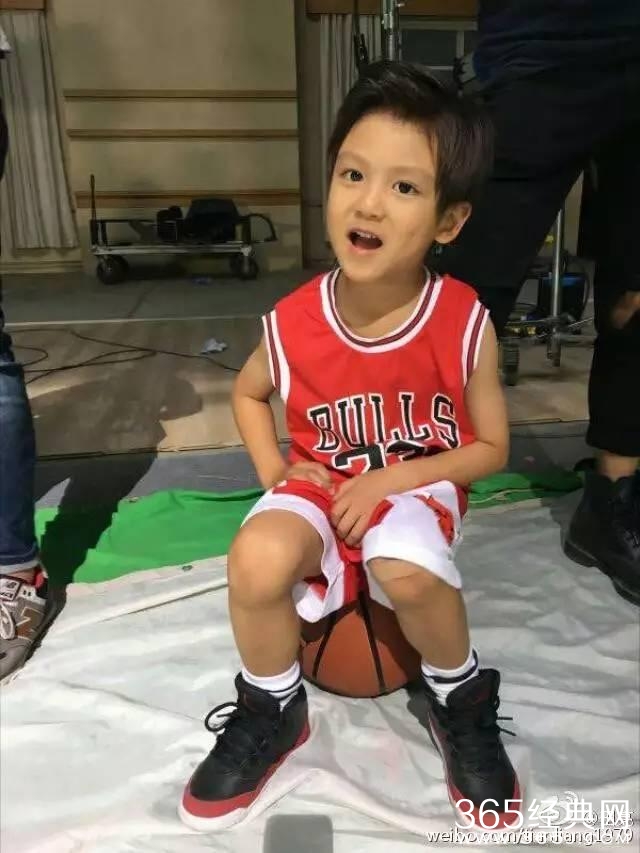 黄多多长成大美女 妹妹曝光好可爱，森碟的弟弟也炒鸡帅！明星二胎宝宝们你们是复制粘贴的啊？