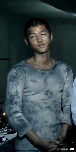 宋仲基新电影《军舰岛》造型首度曝光：满身油渍 反转斯文形像
