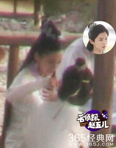 娜扎为鹿晗擦汗片场险走光 小鹿踢球贴心安慰摔倒队员