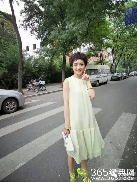 相比邓紫棋的穿着，更尴尬的是赵丽颖的脚和鞋子