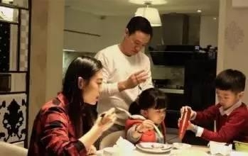 黄多多长成大美女 妹妹曝光好可爱，森碟的弟弟也炒鸡帅！明星二胎宝宝们你们是复制粘贴的啊？