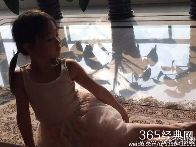 黄多多长成大美女 妹妹曝光好可爱，森碟的弟弟也炒鸡帅！明星二胎宝宝们你们是复制粘贴的啊？