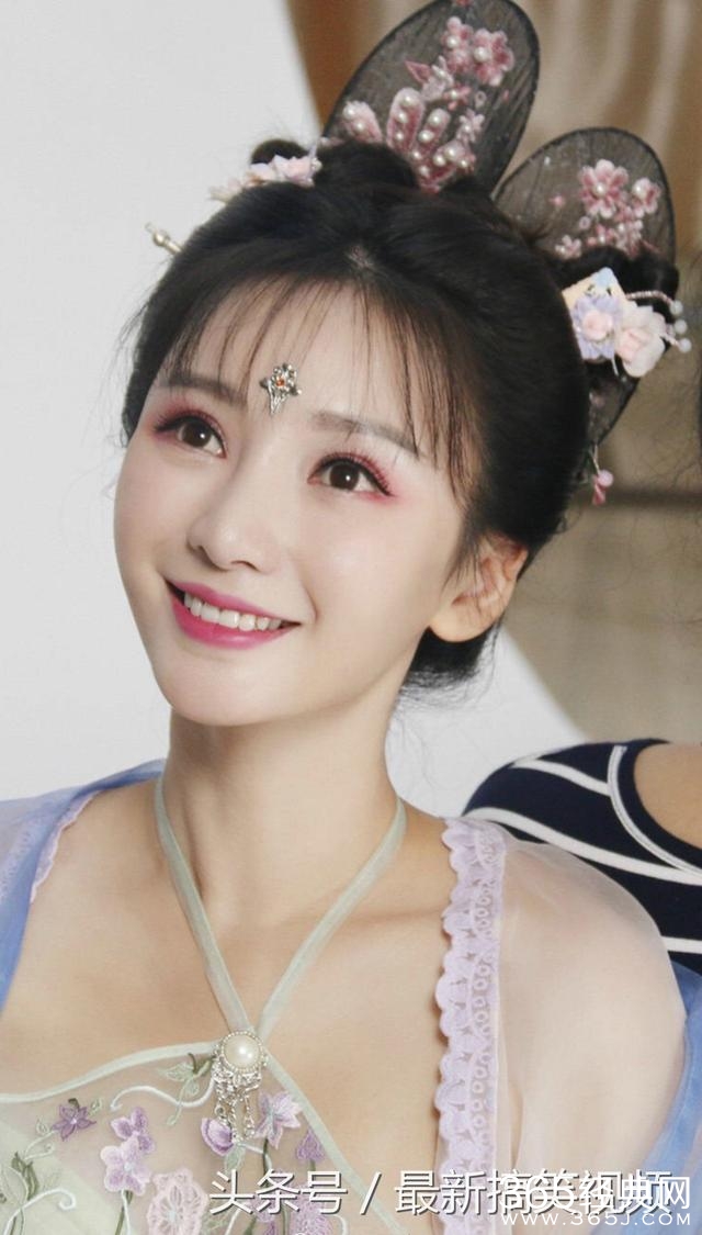 柳岩新剧穿古装肚兜薄纱丰满胸围呼之欲出，网友在古代一定是头牌