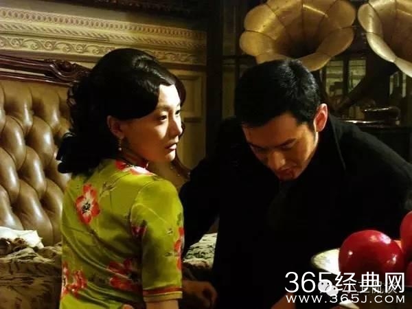 许文强之所以会爱上冯程程，不是一见钟情而是因为她