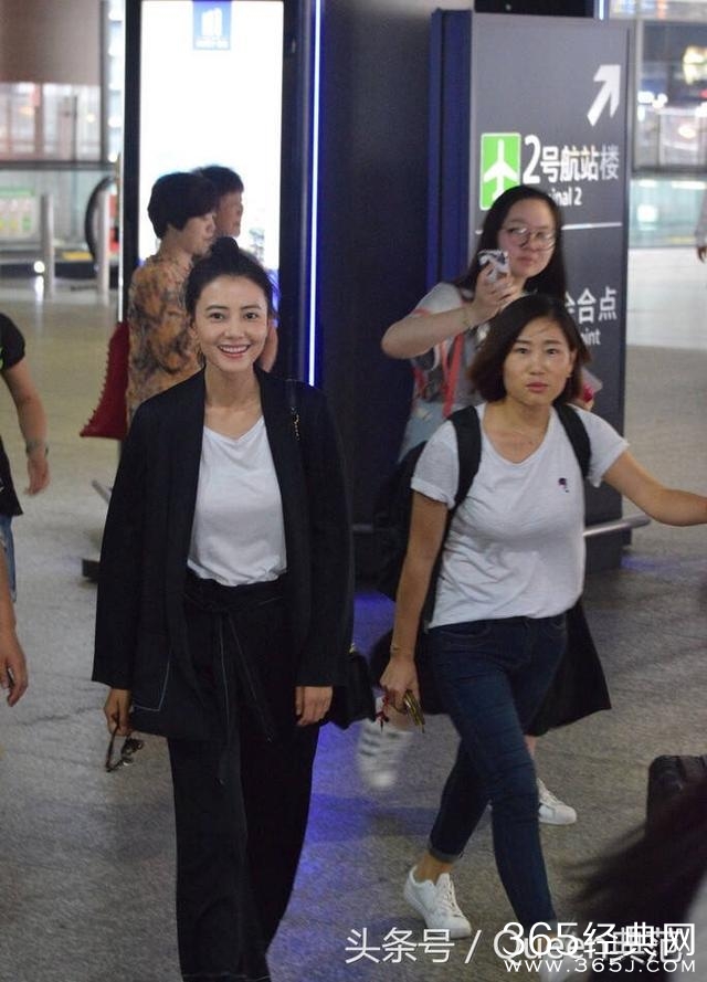 高圆圆素颜现身机场立刻被粉丝认出，笑容灿烂歪头卖萌！