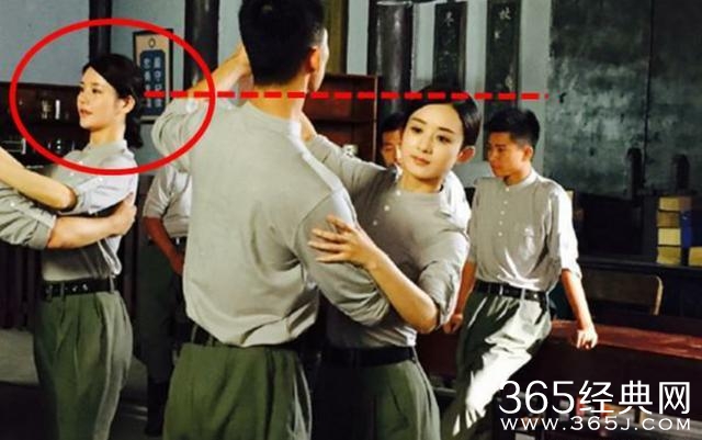 赵丽颖晒军装照被背景女抢镜后 她删了这条微博