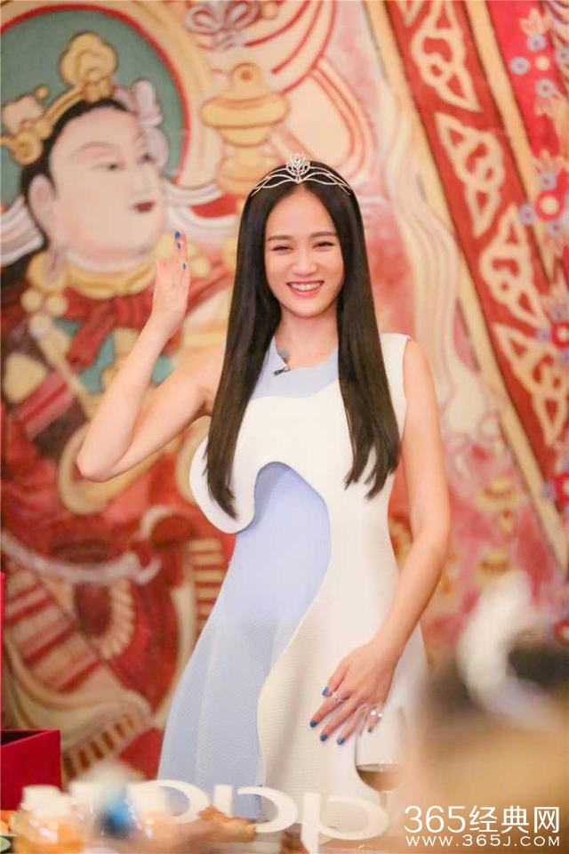 女神也有公主梦！刘嘉玲陈乔恩头戴皇冠美如画