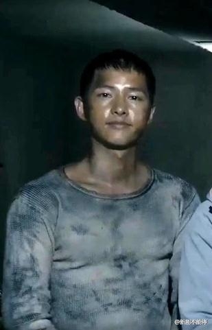 宋仲基新电影《军舰岛》造型首度曝光：满身油渍 反转斯文形像